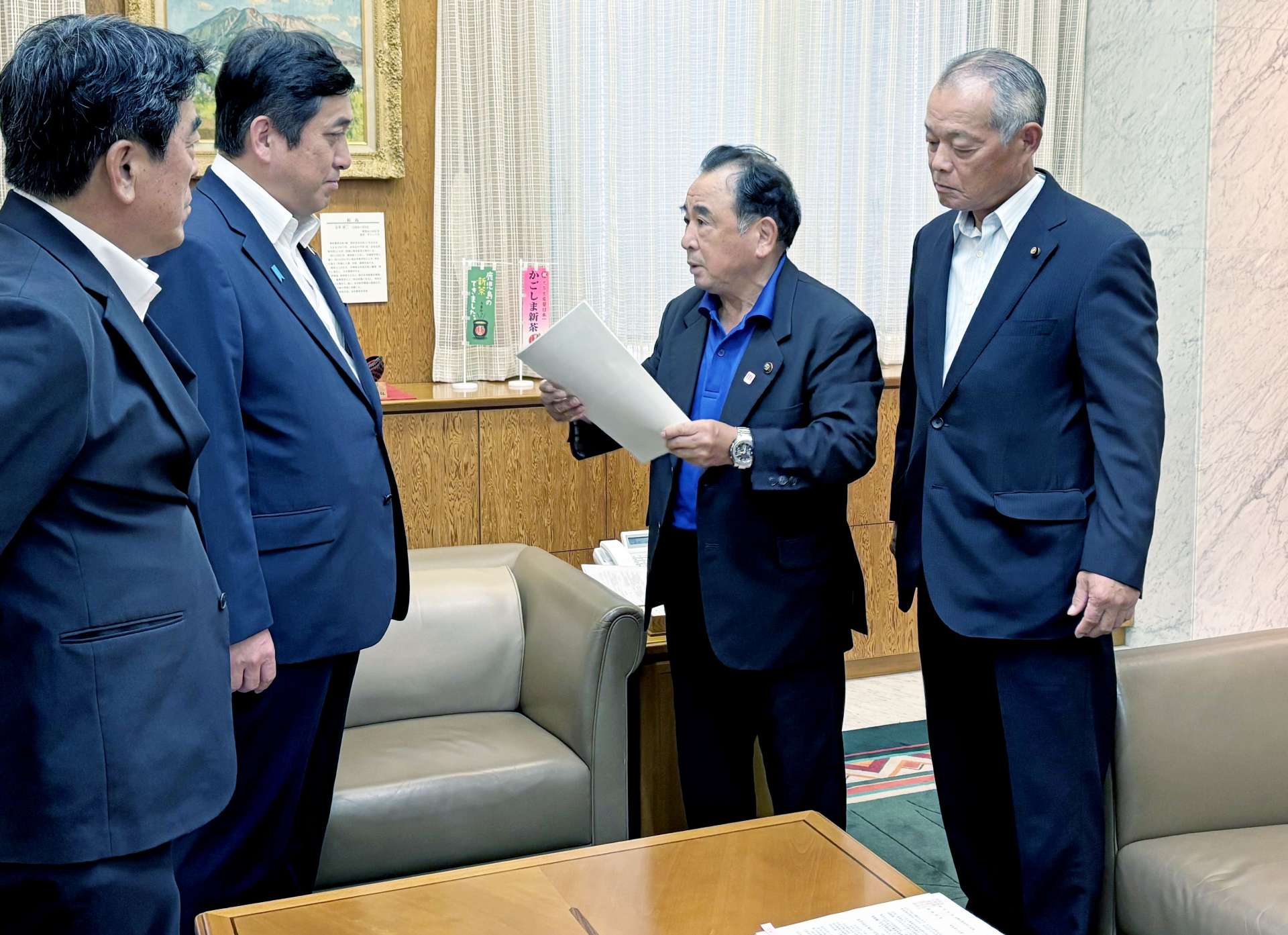 塩田康一知事（左から２番目）に要望書を手渡す本坊輝雄市長（同３番目）＝２７日、県庁