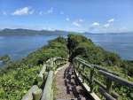 海に向かって延びる通路。ふわふわして宙を歩く気分になれる？＝長島町獅子島の黒崎空中展望所