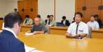 要請書を手渡した奄美糖業労働組合連合会の富祐司中央執行委員長（右）ら＝２７日、鹿児島県庁