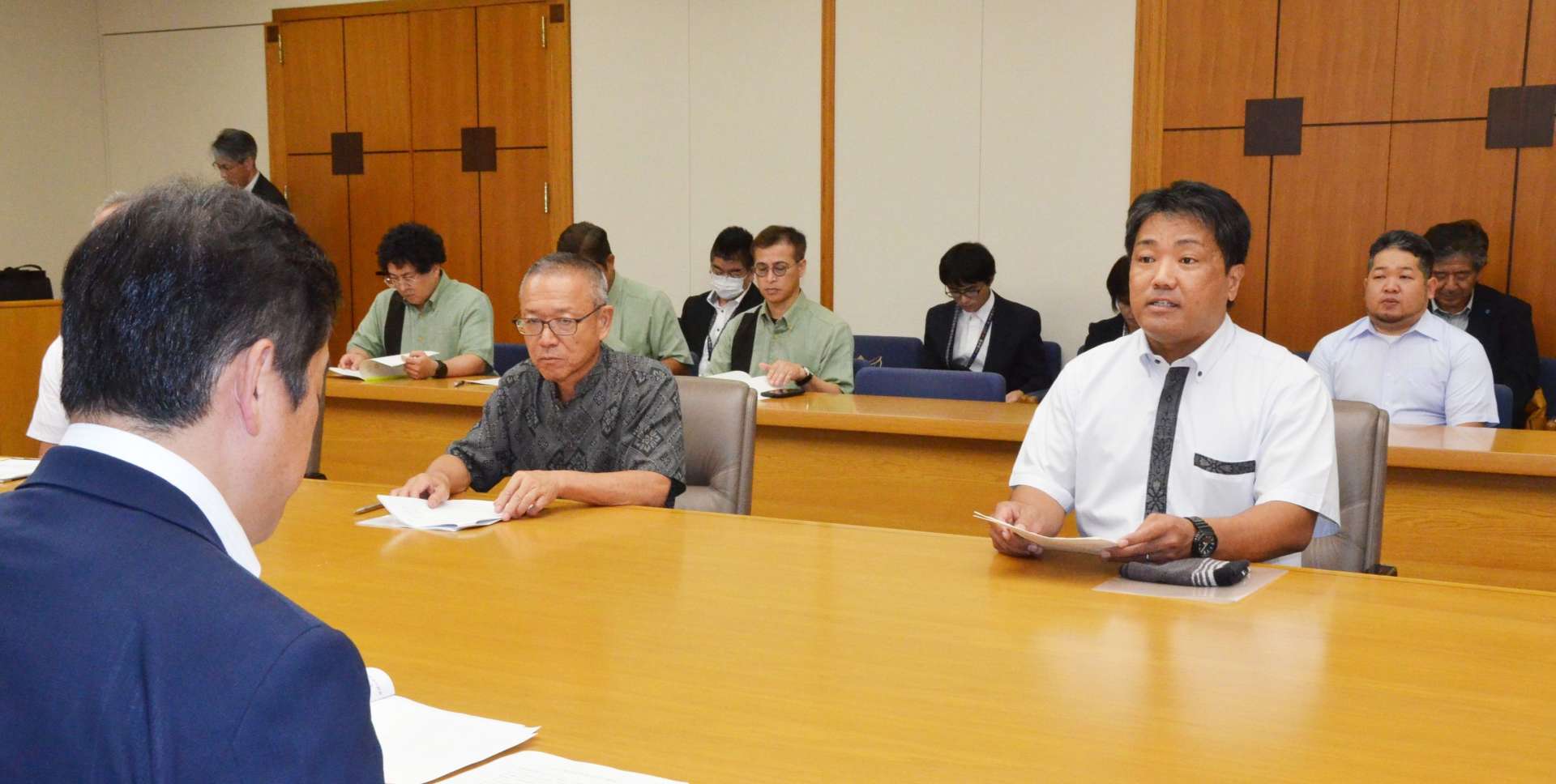 要請書を手渡した奄美糖業労働組合連合会の富祐司中央執行委員長（右）ら＝２７日、鹿児島県庁