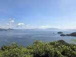 展望台からの眺め。魚の養殖いけすや、天草、島原も一望できる＝長島町獅子島の黒崎空中展望所