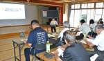 鹿児島大学の学生らが湯之尾地区の活性化に向けた提案をする最終報告会＝伊佐市の湯之尾校区公民館