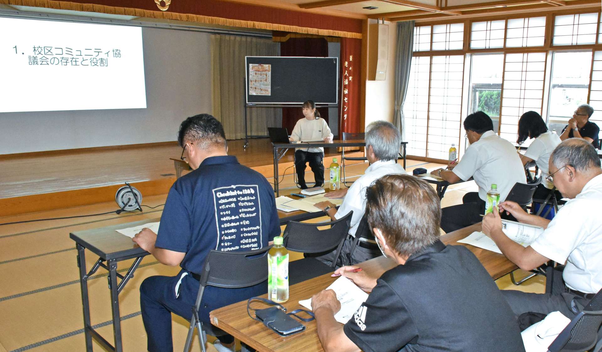 鹿児島大学の学生らが湯之尾地区の活性化に向けた提案をする最終報告会＝伊佐市の湯之尾校区公民館