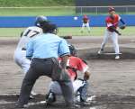 熱戦を繰り広げる選手たち＝出水市中央町