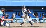 熱戦を繰り広げる選手たち＝出水市中央町