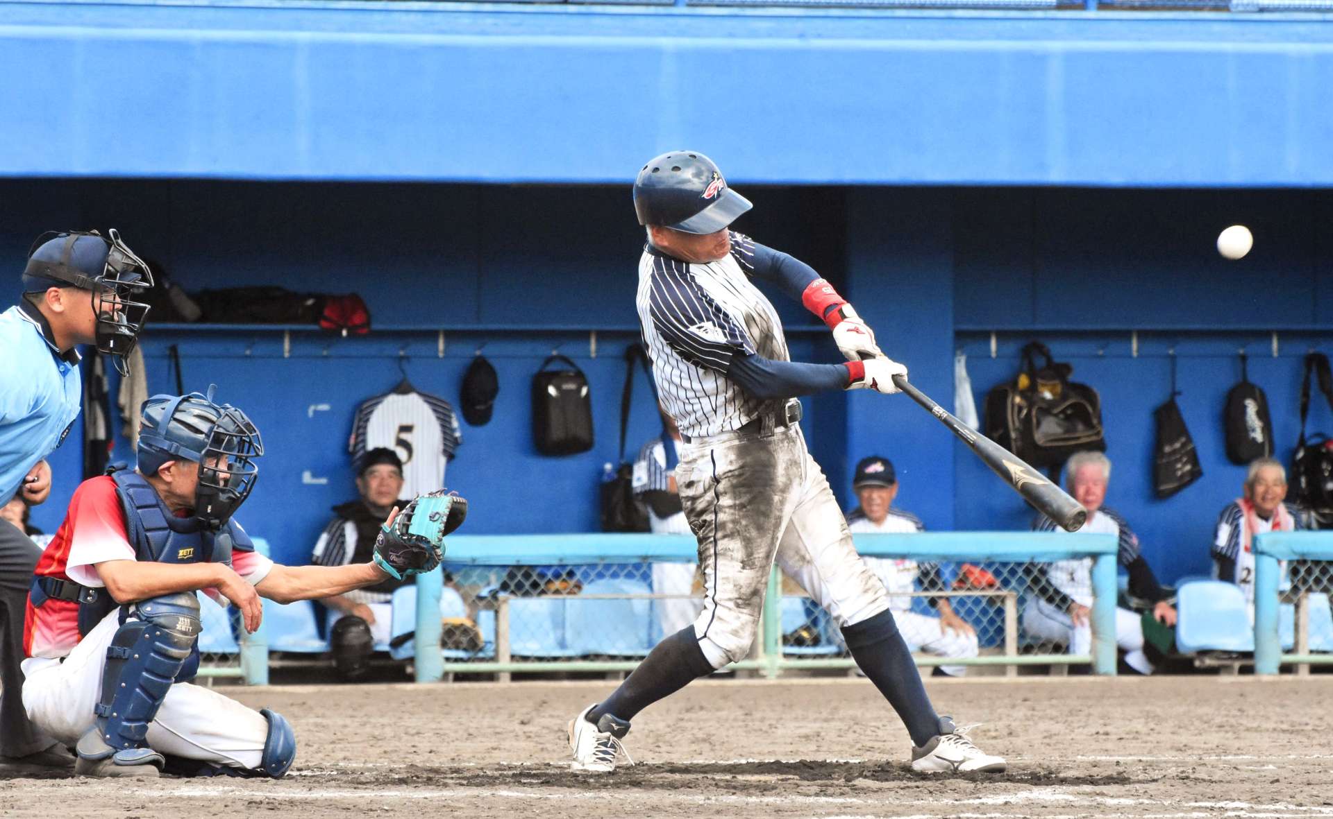 熱戦を繰り広げる選手たち＝出水市中央町