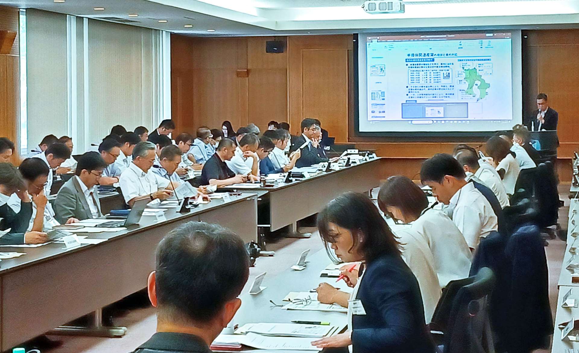 産学官の連携を図る「かごしま半導体関連産業共創協議会」の設立総会＝２８日、鹿児島市の鹿児島大学