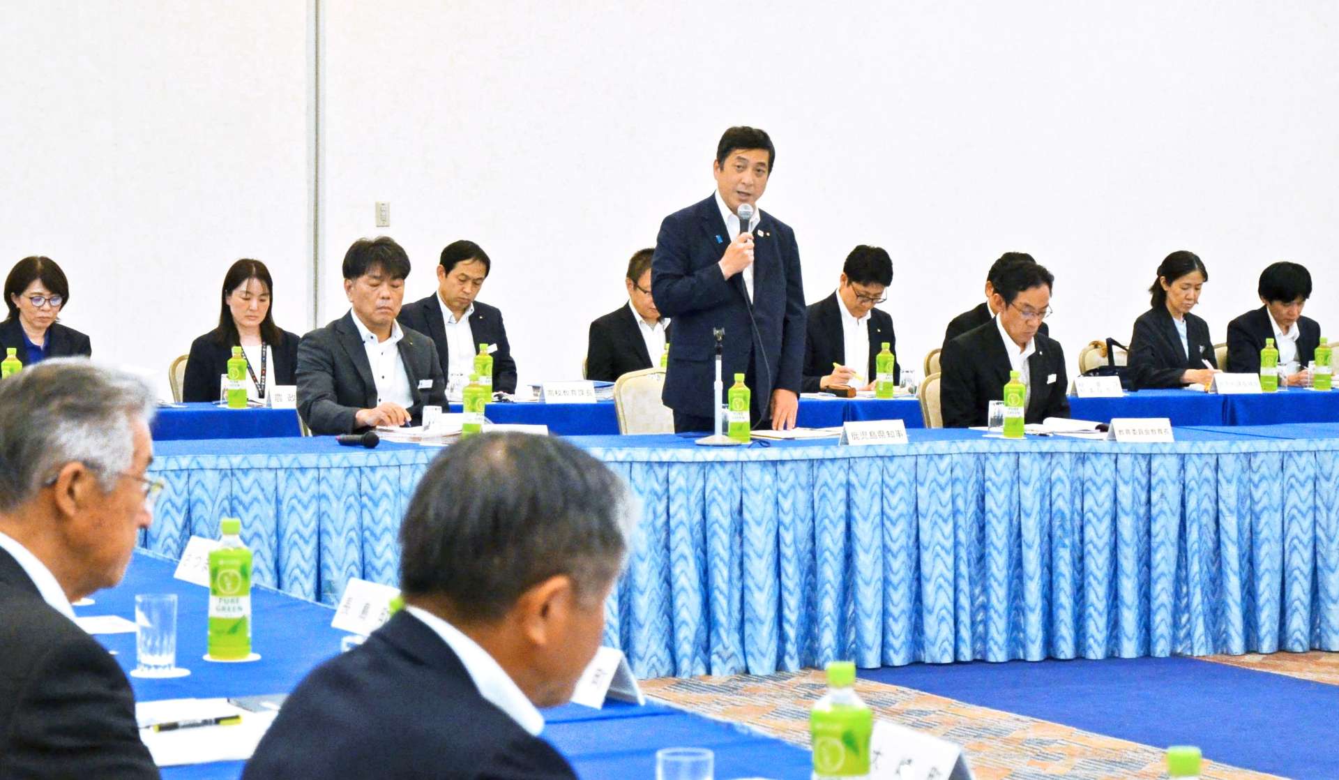 町村長と塩田康一知事が意見交換した地方自治振興促進懇談会＝２８日、鹿児島市のアートホテル鹿児島