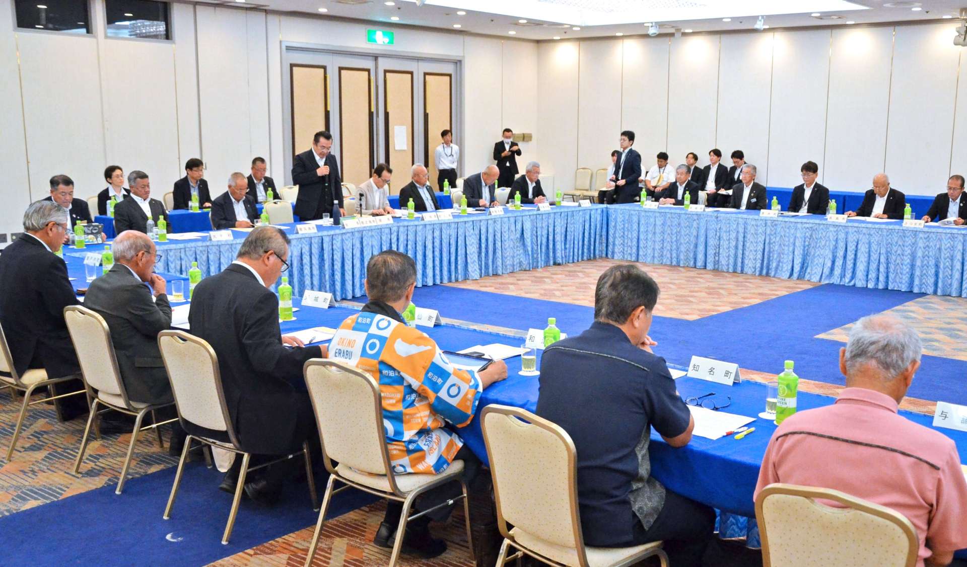 町村長と塩田康一知事が意見交換した地方自治振興促進懇談会＝２８日、鹿児島市のアートホテル鹿児島