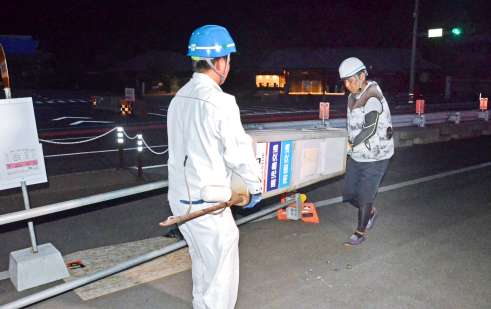 撤去される旧仙巌園駅前バス停の標識＝２８日午後７時すぎ、鹿児島市吉野町