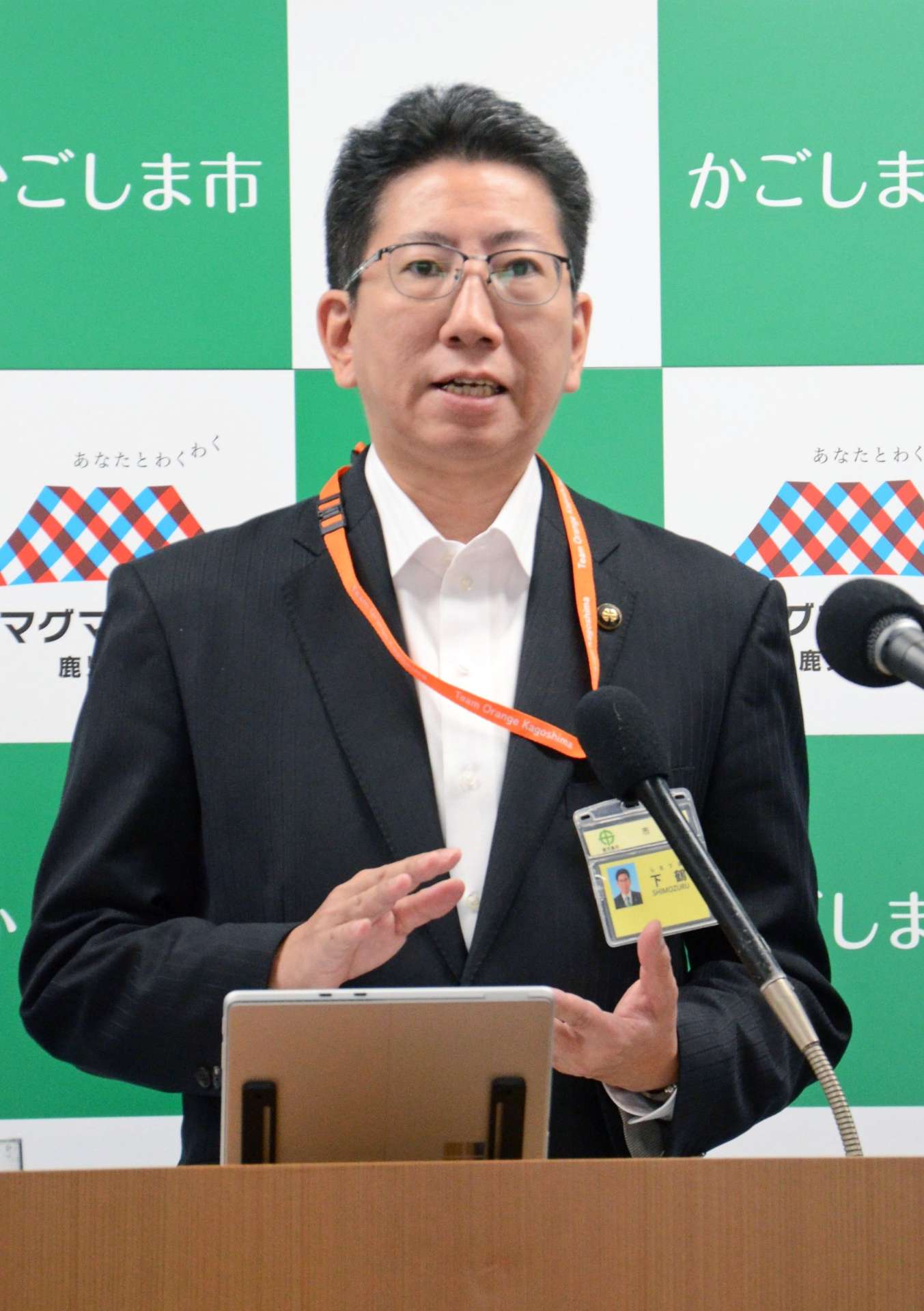 サッカースタジアム整備などについて説明する鹿児島市の下鶴隆央市長＝２８日、市役所