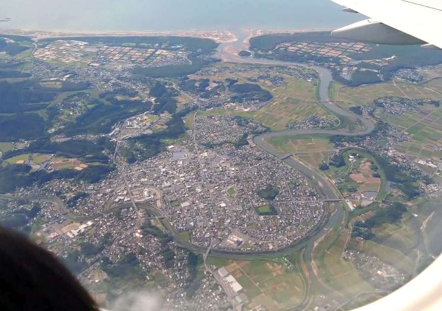 機内から見える万之瀬川や加世田の市街地（南さつま市提供）
