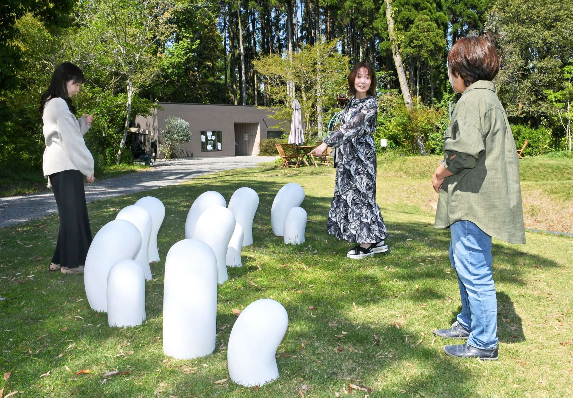 「美山ビエンナーレ０」の会場では作品を前に作家（手前右）に質問する来場者の姿が見られた＝４月２６日、日置市東市来町美山