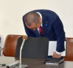 記者会見で職員の不祥事について謝罪する日置市の永山由高市長＝２９日、同市役所