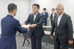 ＪＲ九州の海老原毅鹿児島支社長（左）に要望書を手渡す沿線自治体の首長ら＝２９日、同支社
