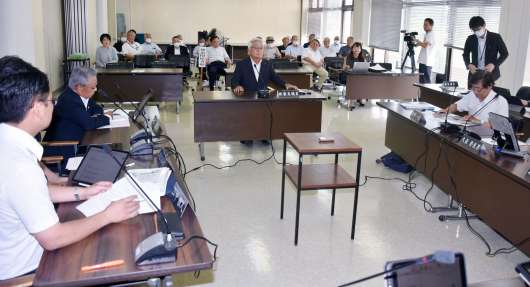 〈関連〉政治倫理審査会に出席した岩水豊議員（中央）＝７月１６日、曽於市議会