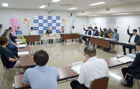 最低賃金７３円引き上げについて採決する鹿児島地方最低賃金審議会。賛成多数で決定した＝２９日、鹿児島市の鹿児島合同庁舎