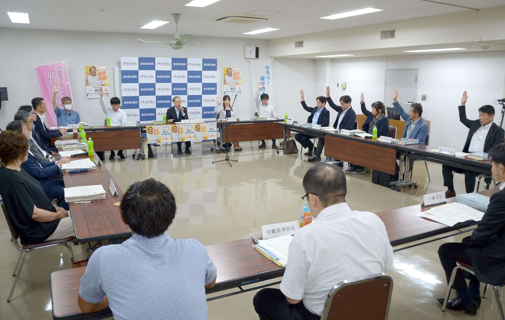 最低賃金７３円引き上げについて採決する鹿児島地方最低賃金審議会。賛成多数で決定した＝２９日、鹿児島市の鹿児島合同庁舎