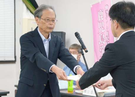 最低賃金を１０２６円とする答申をした鹿児島地方最低賃金審議会の川口俊一会長（左）＝２９日、鹿児島市の鹿児島合同庁舎
