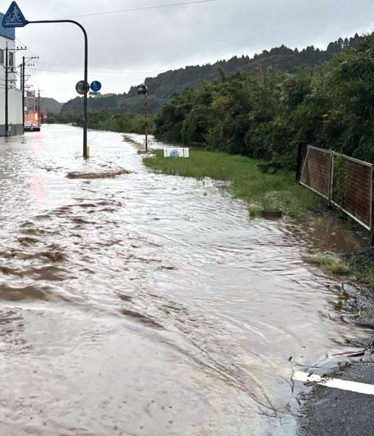 冠水した国道２７０号＝２１日午後６時ごろ、南さつま市加世田内山田（同市提供）
