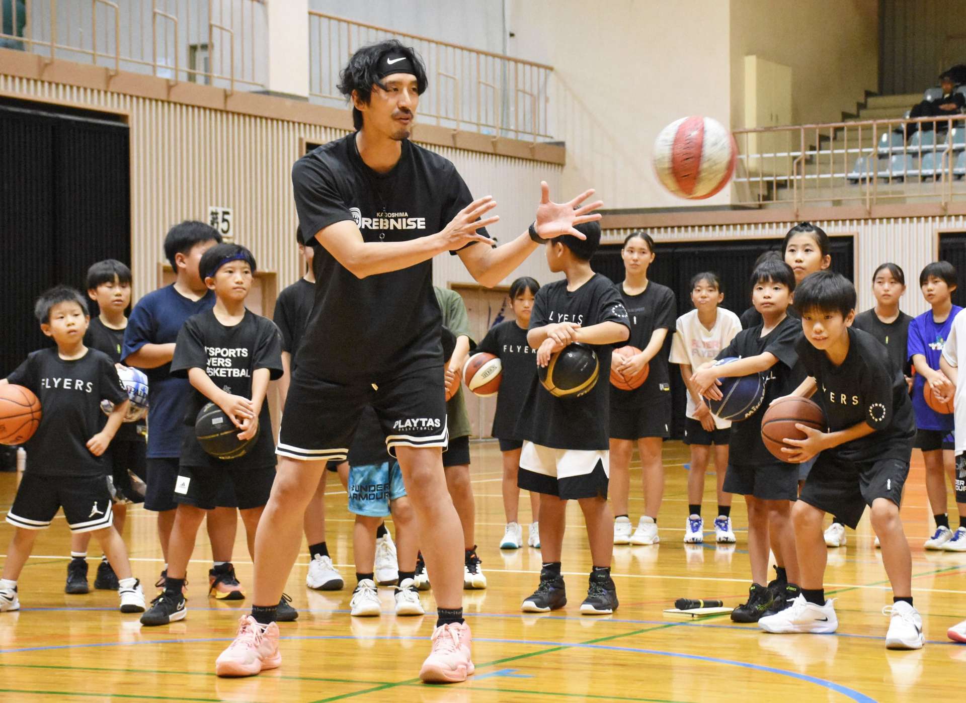子どもたちに熱心に指導する安慶大樹さん＝出水市文化町
