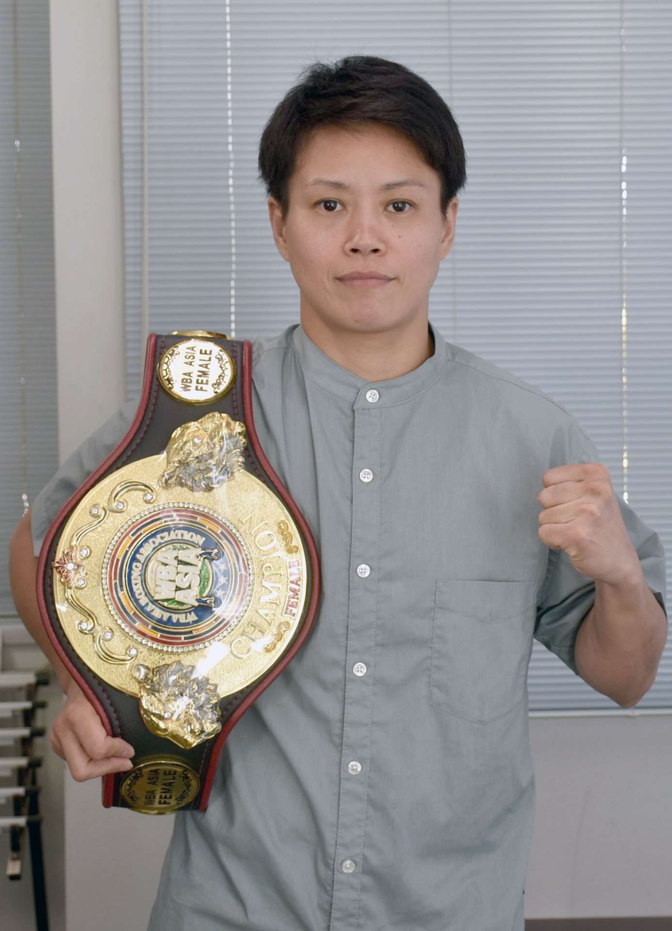ＷＢＡアジアスーパーフライ級のタイトル獲得を報告する天海ツナミ選手＝鹿屋市の南日本新聞社鹿屋総局