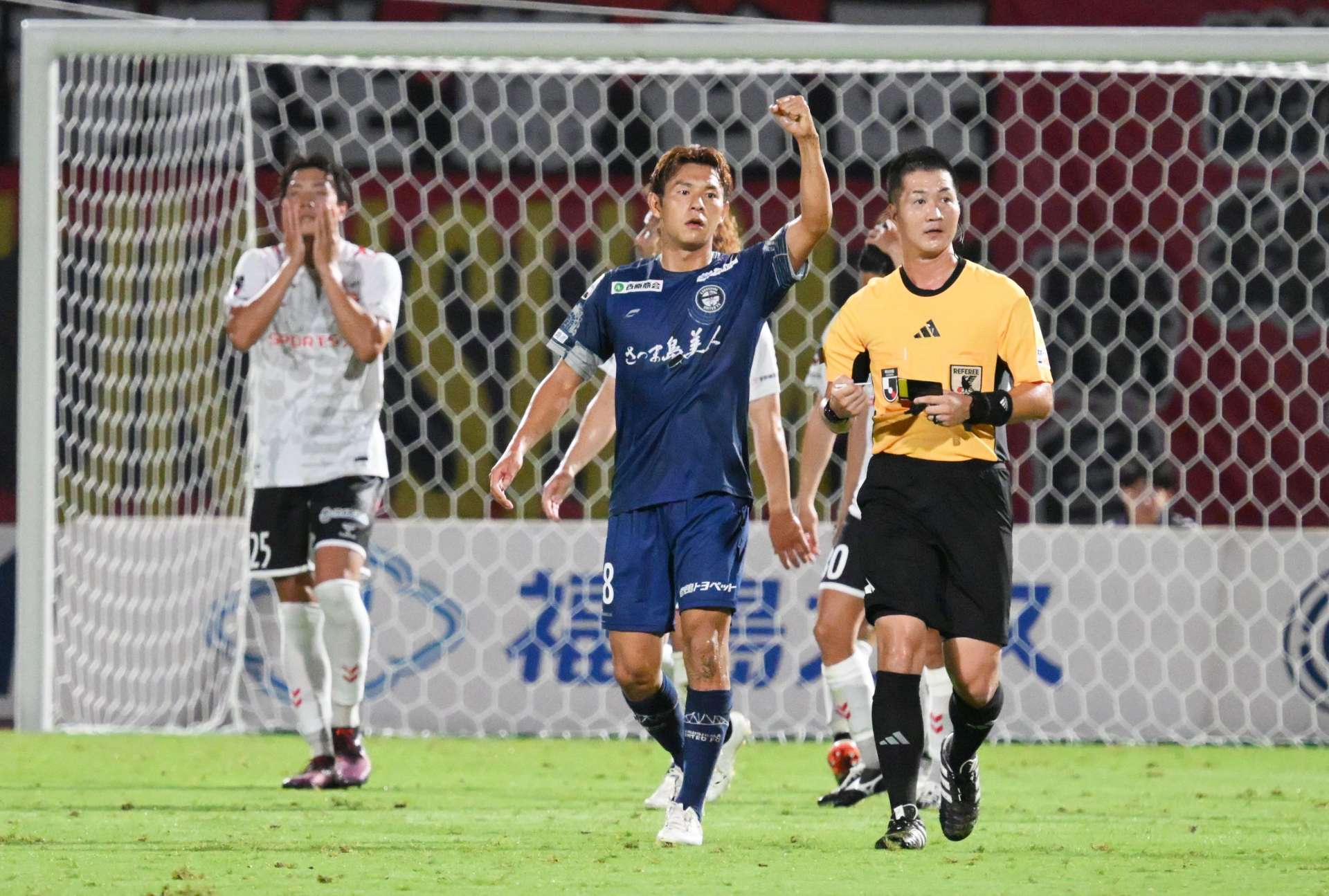 同点ゴールを決めガッツポーズをする鹿児島ユナイテッドＦＣのＦＷ河村＝福島市のとうほう・みんなのスタジアム