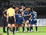 後半２分、勝ち越しゴールを決めて仲間に祝福されるＦＷ近藤（右から３人目）＝とうほう・みんなのスタジアム