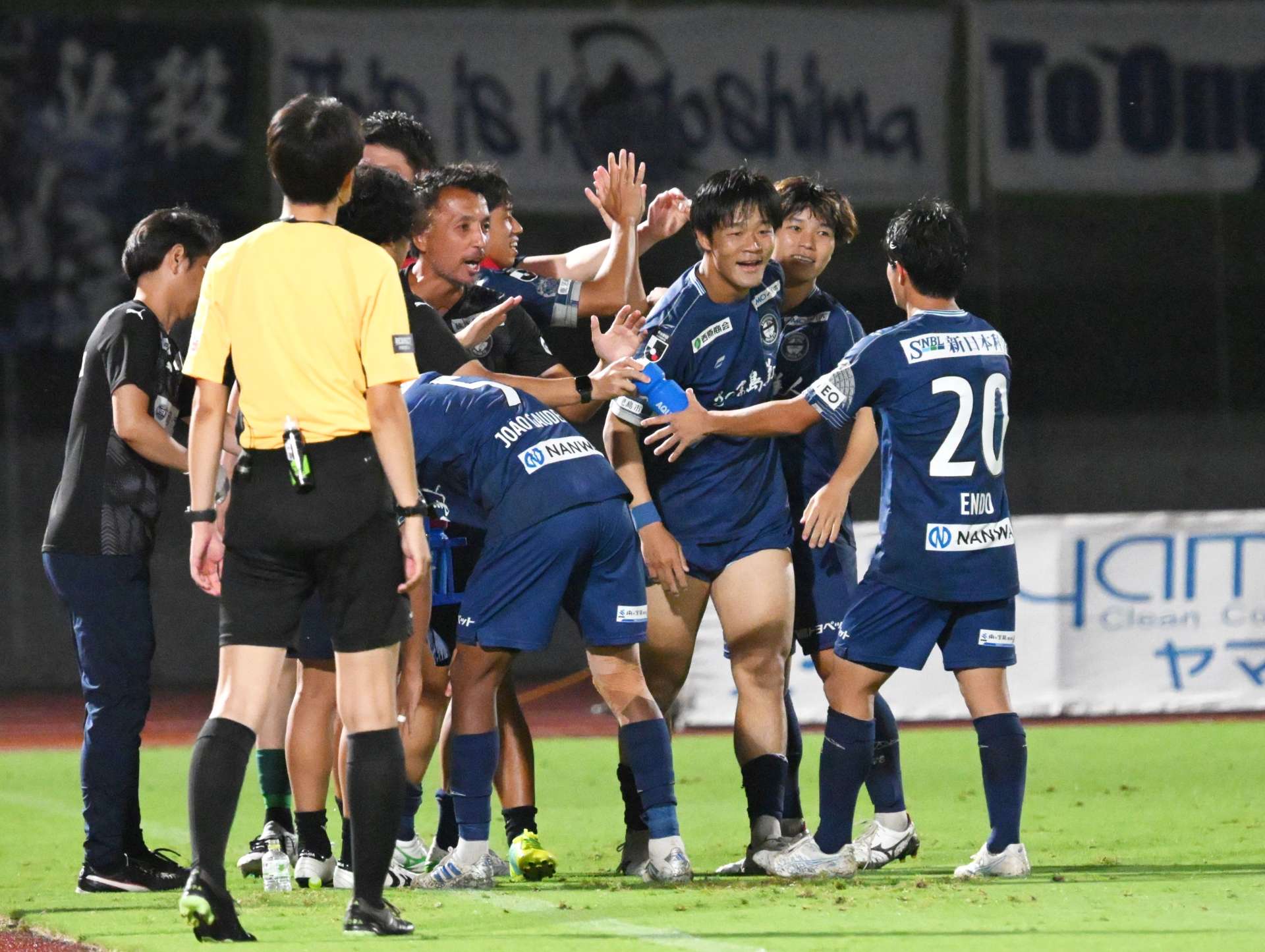 後半２分、勝ち越しゴールを決めて仲間に祝福されるＦＷ近藤（右から３人目）＝とうほう・みんなのスタジアム