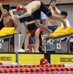 男子４００メートルメドレーリレーを制した鹿情報。第２泳者小嶺から西小野にリレー＝鴨池公園プール