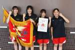 女子４００メドレーリレーで優勝した鹿児島