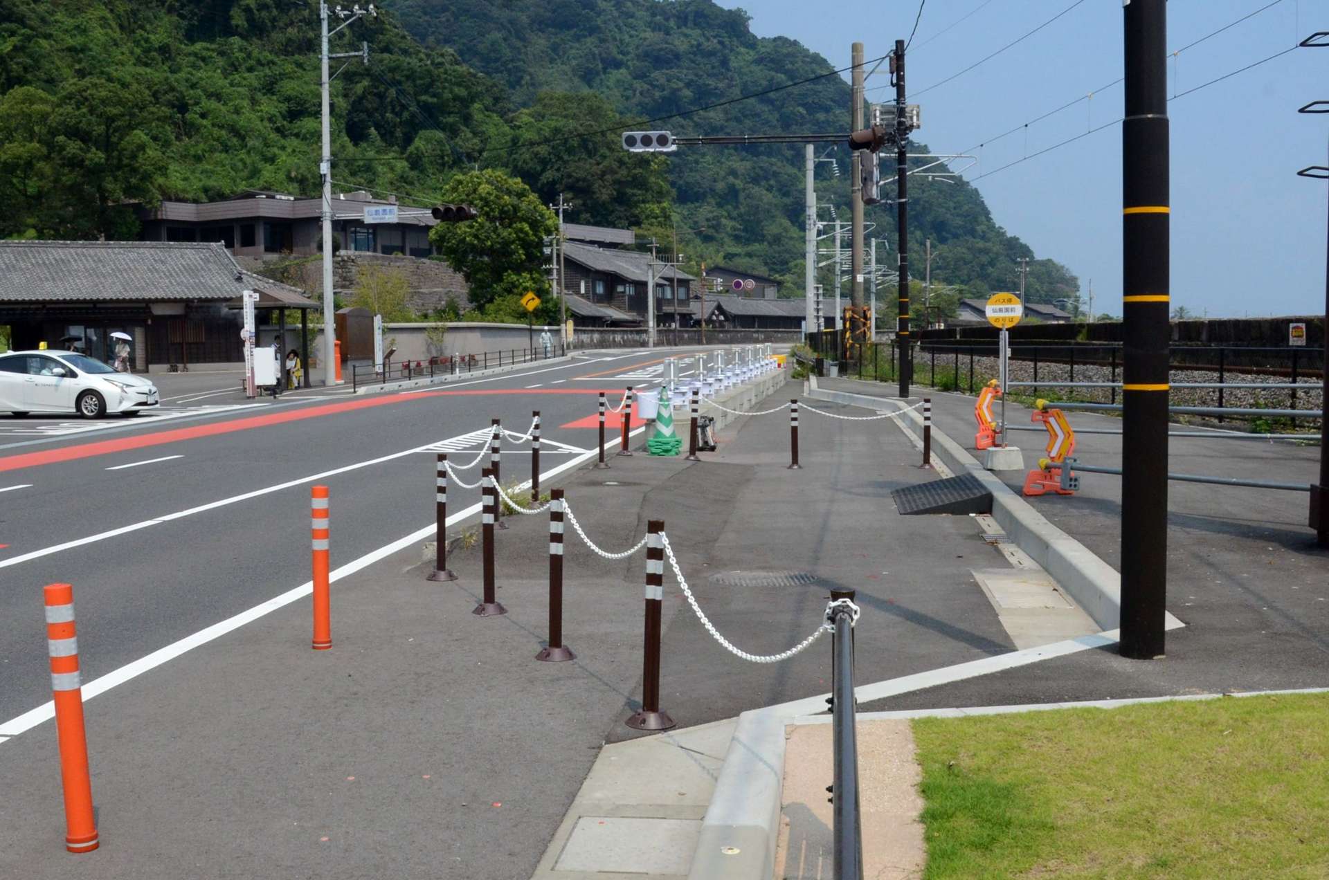 事故対策工事が始まる仙巌園前バス停＝２９日、鹿児島市吉野町