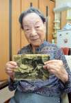 「塩田梨津子」の俳号で俳句を趣味にする現在の塩田律子さん＝鹿児島市山田町