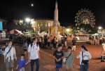 夜の遊園地を楽しむ家族連れ＝３０日午後８時半、鹿児島市の平川動物公園