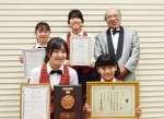 受賞を喜ぶリトルチェリーズのメンバーら＝鹿児島市の南日本新聞社