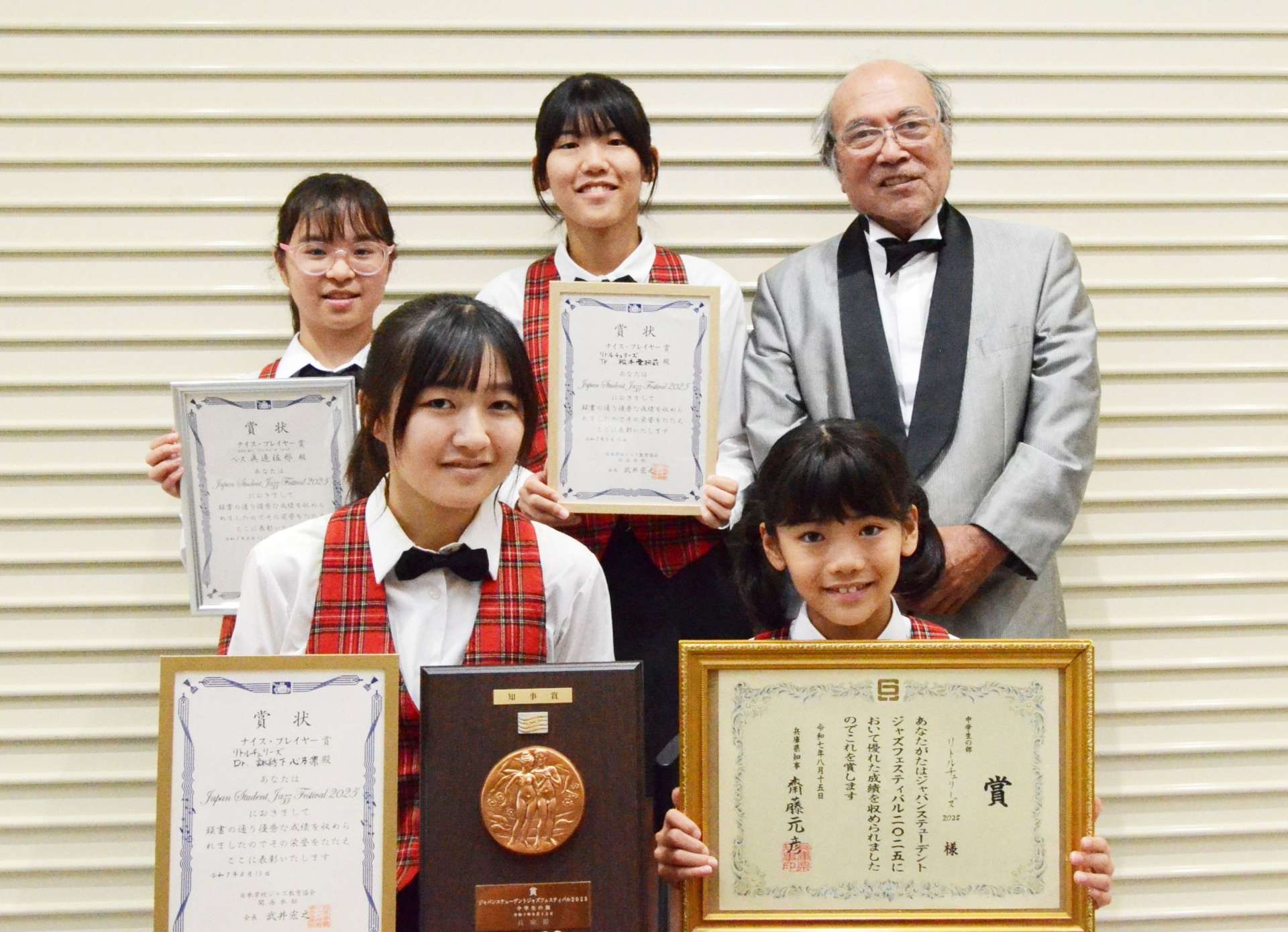 受賞を喜ぶリトルチェリーズのメンバーら＝鹿児島市の南日本新聞社