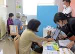 〈別カット〉「まちの健幸ひろば」で健康チェックを受ける参加者＝鹿児島県志布志市の生協コープしぶし店