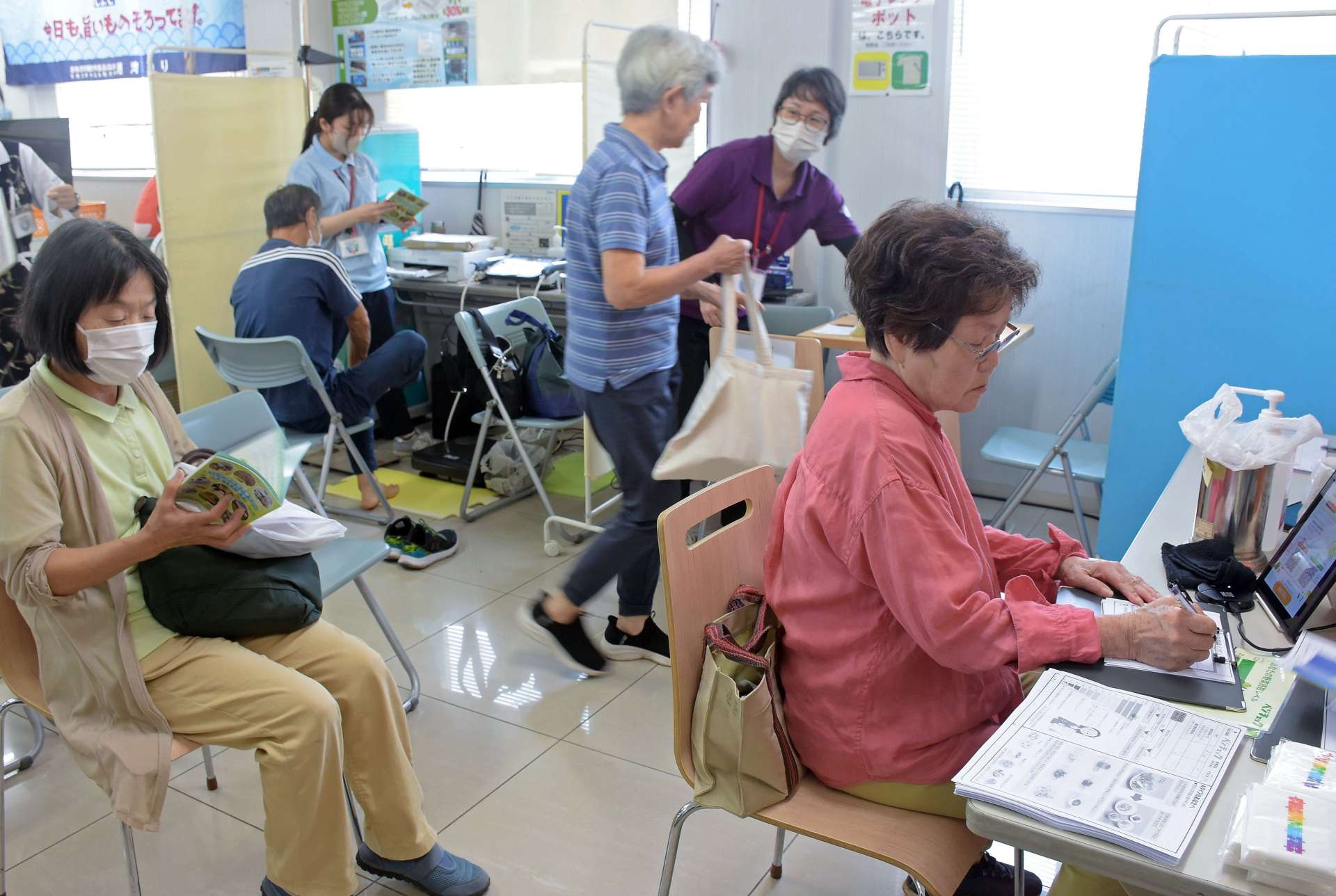 「まちの健幸ひろば」で健康チェックを受ける参加者＝鹿児島県志布志市の生協コープしぶし店