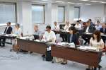 住吉町１５番街区にホテルの整備を目指す事業者選定の評価委員会の委員（前列）ら＝８月３１日、県庁