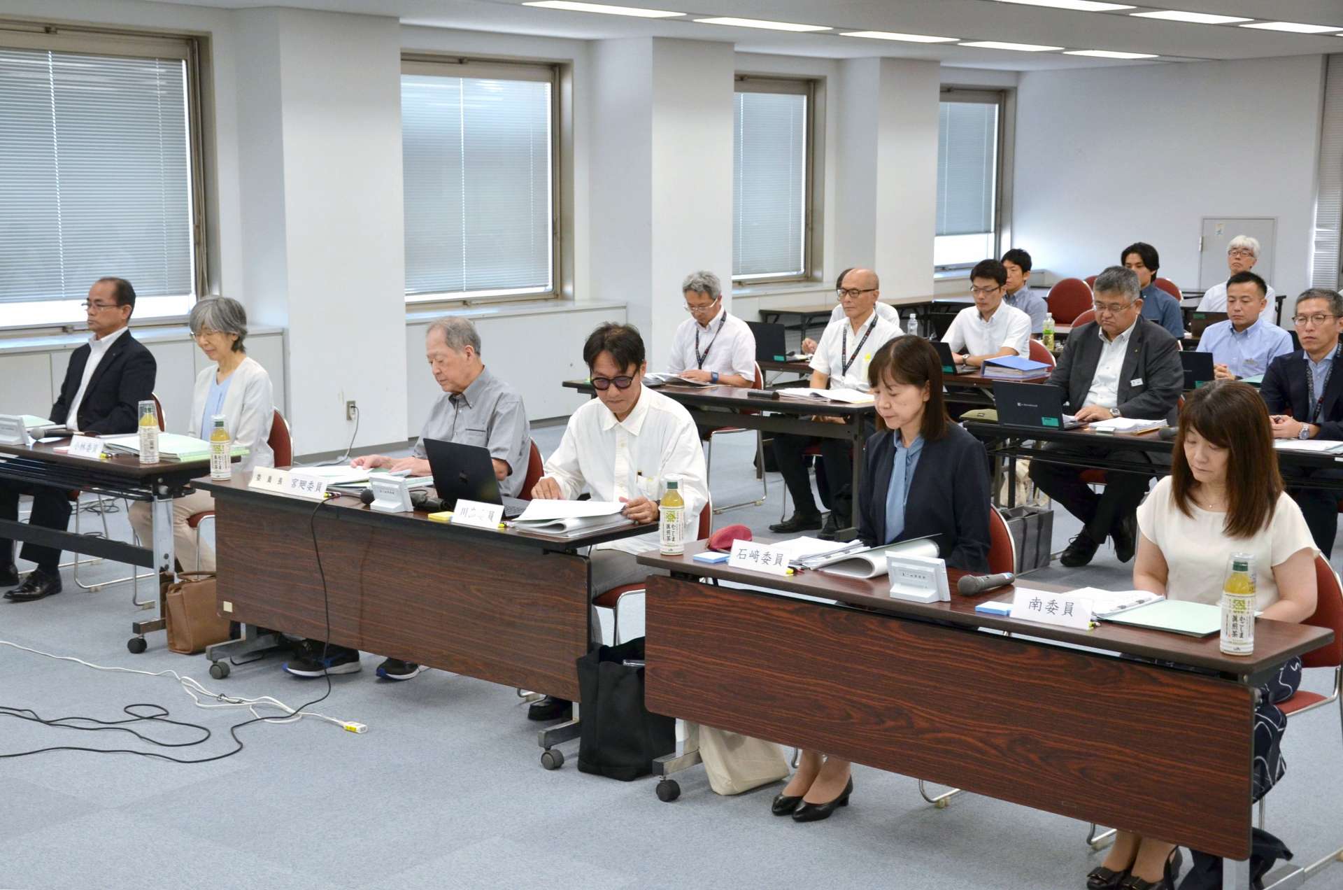 住吉町１５番街区にホテルの整備を目指す事業者選定の評価委員会の委員（前列）ら＝８月３１日、県庁