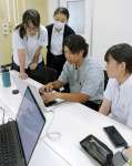 動画編集のアドバイスを受ける尚志館高校の生徒＝志布志市役所有明庁舎