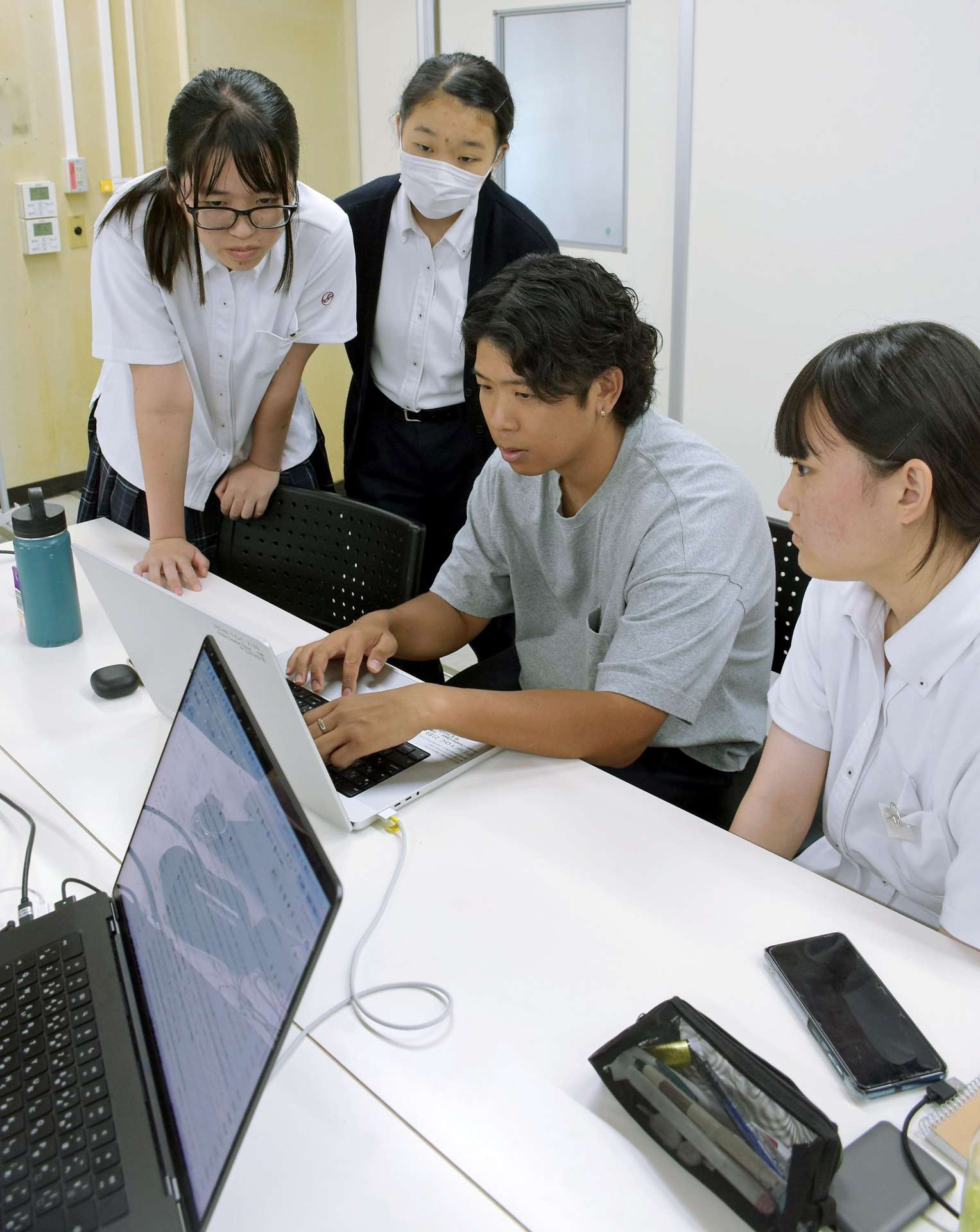 動画編集のアドバイスを受ける尚志館高校の生徒＝志布志市役所有明庁舎