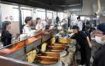 人気ラーメン店の厨房を撮影する志布志高校の生徒＝志布志市志布志町志布志２丁目