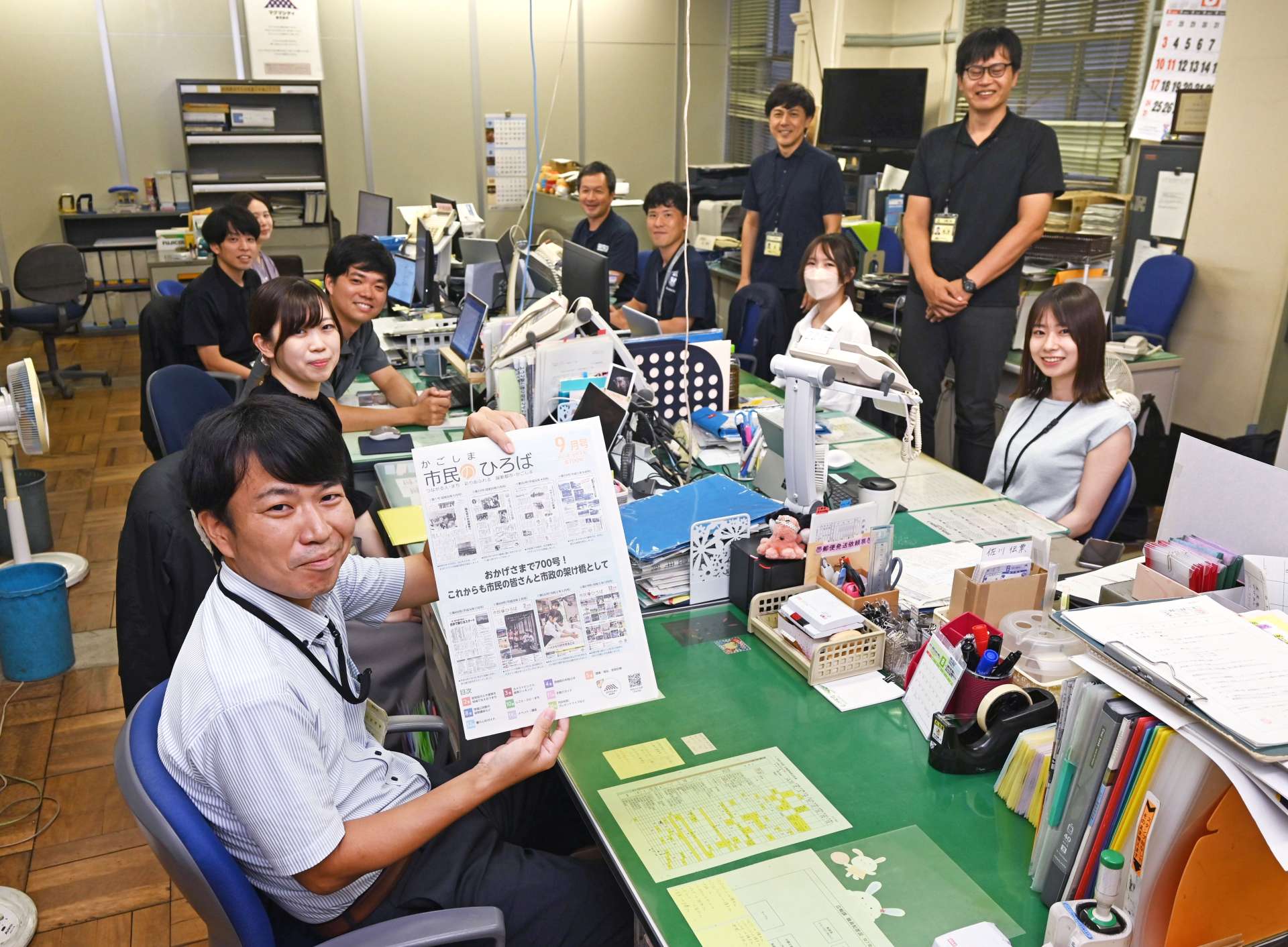 ７００号を機に、さらに親しまれる「市民のひろば」作りに意欲をみせる市広報課＝鹿児島市役所