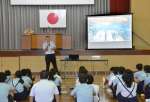 始業式で復旧作業について話す西耕治校長＝１日、姶良市の竜門小学校
