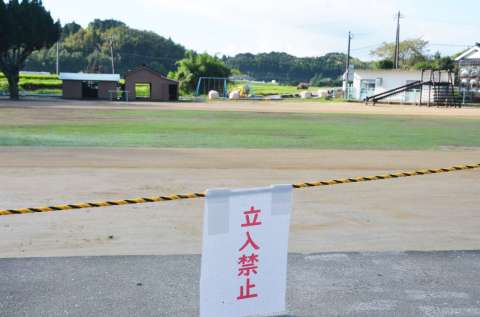 新学期に間に合わせるため急ピッチで復旧作業を終えた校庭。近くを流れる網掛川では護岸工事が続く＝１日、姶良市の竜門小学校