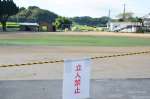 新学期に間に合わせるため急ピッチで復旧作業を終えた校庭。近くを流れる網掛川では護岸工事が続く＝１日、姶良市の竜門小学校