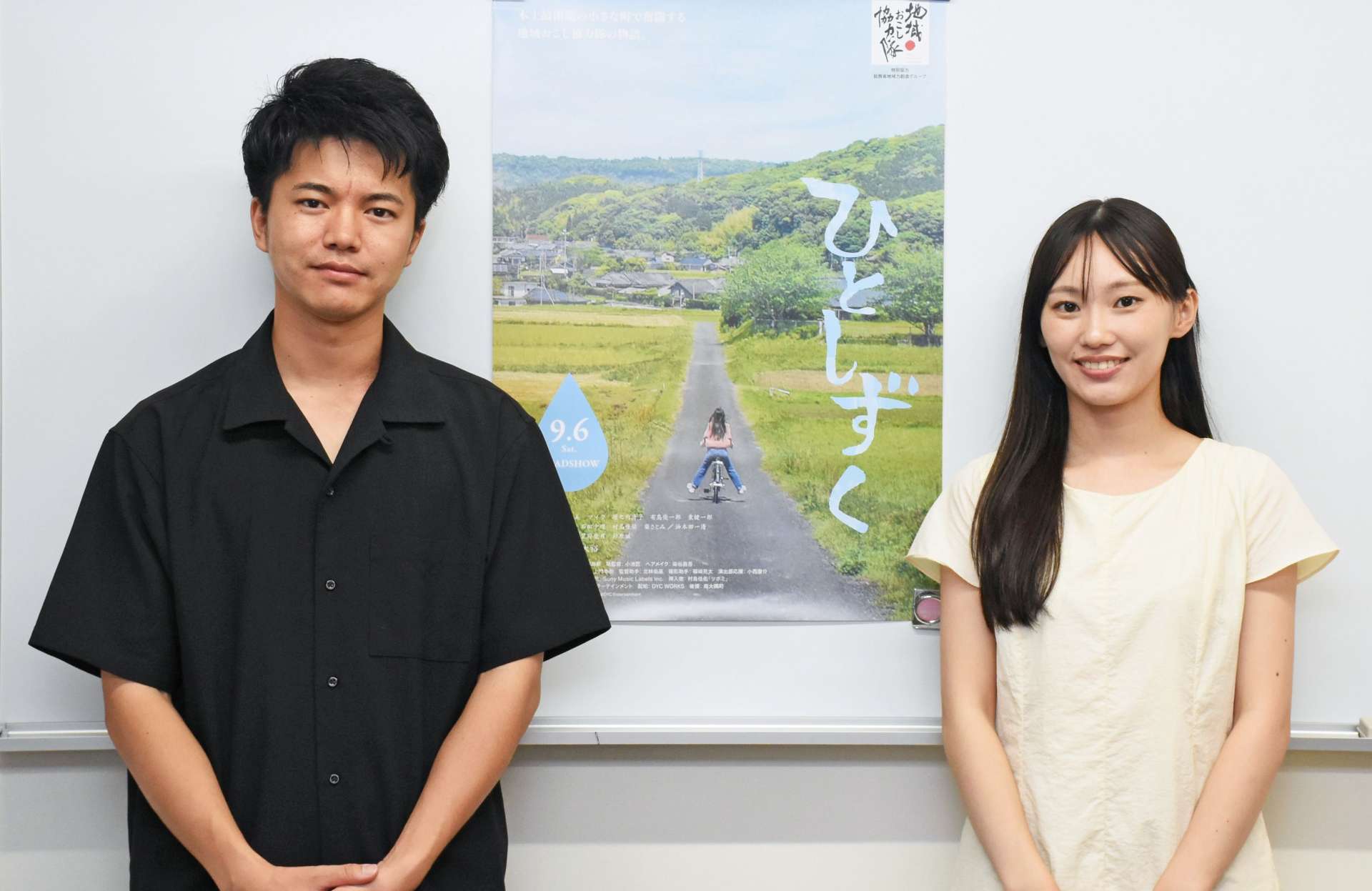 劇場公開を喜ぶ山下大裕監督（左）と主演の工藤成珠さん＝南日本新聞社東京支社