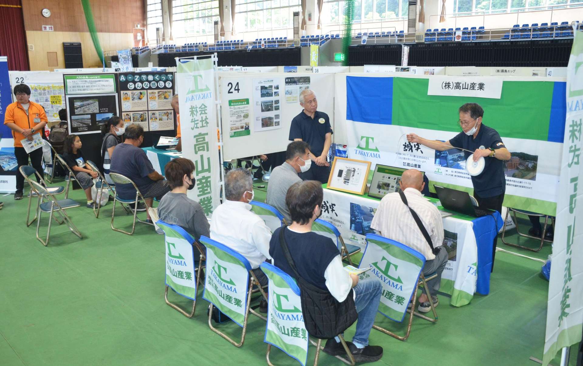 仕事の魅力ややりがいを伝える企業の担当者ら＝霧島市の桷志田体育館