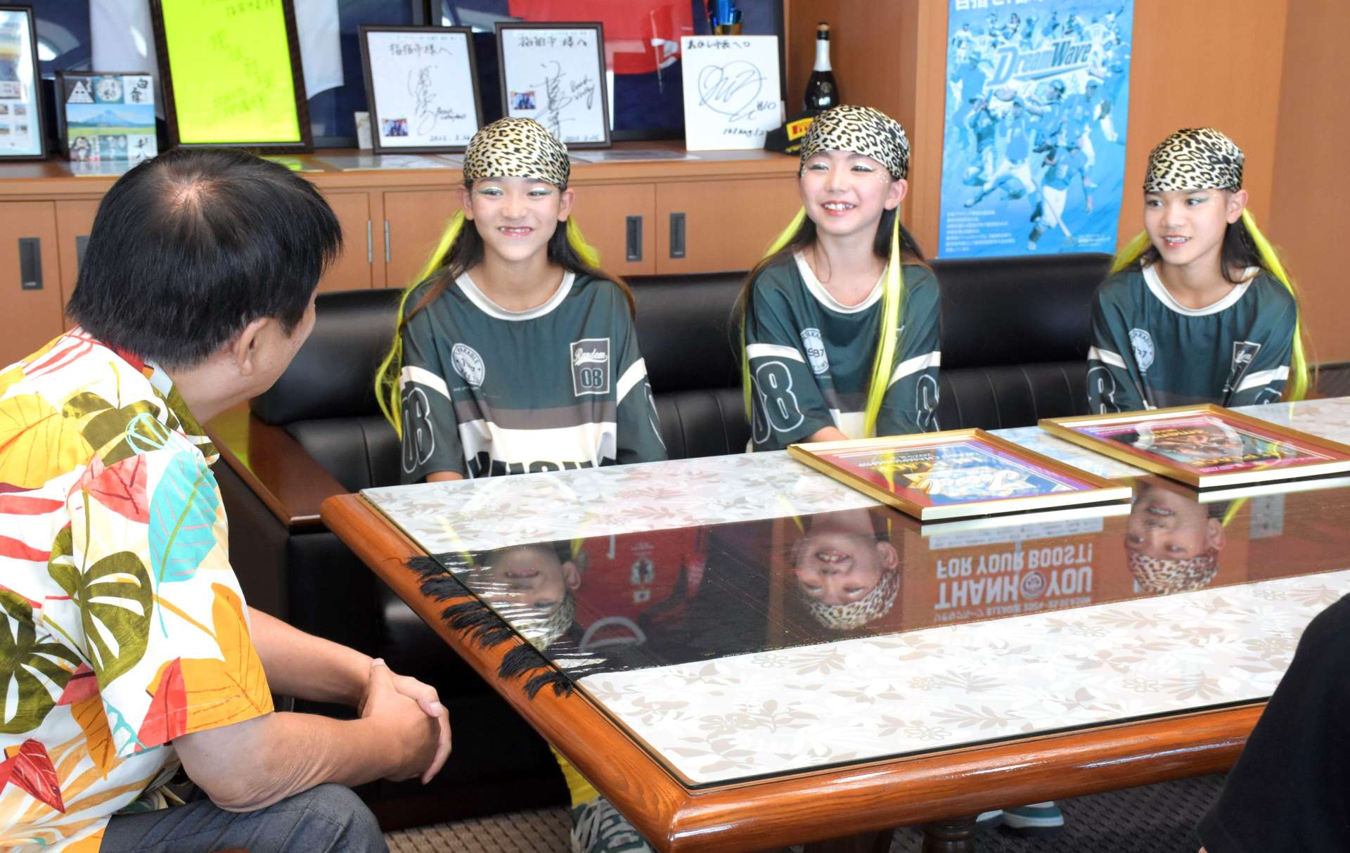 初優勝を飾ったコンテストでの感想を語る３ｍｅｎｔｅの３人＝８月２９日、指宿市役所